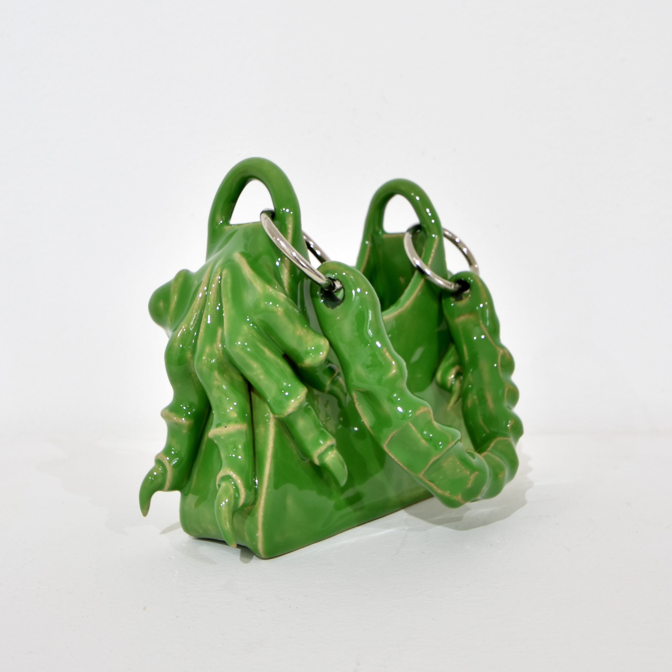 Naomi Gilon, Green Monstrous Bag, 2022, ceramica smaltata, cerchi di metallo, 21x9x29,5 cm