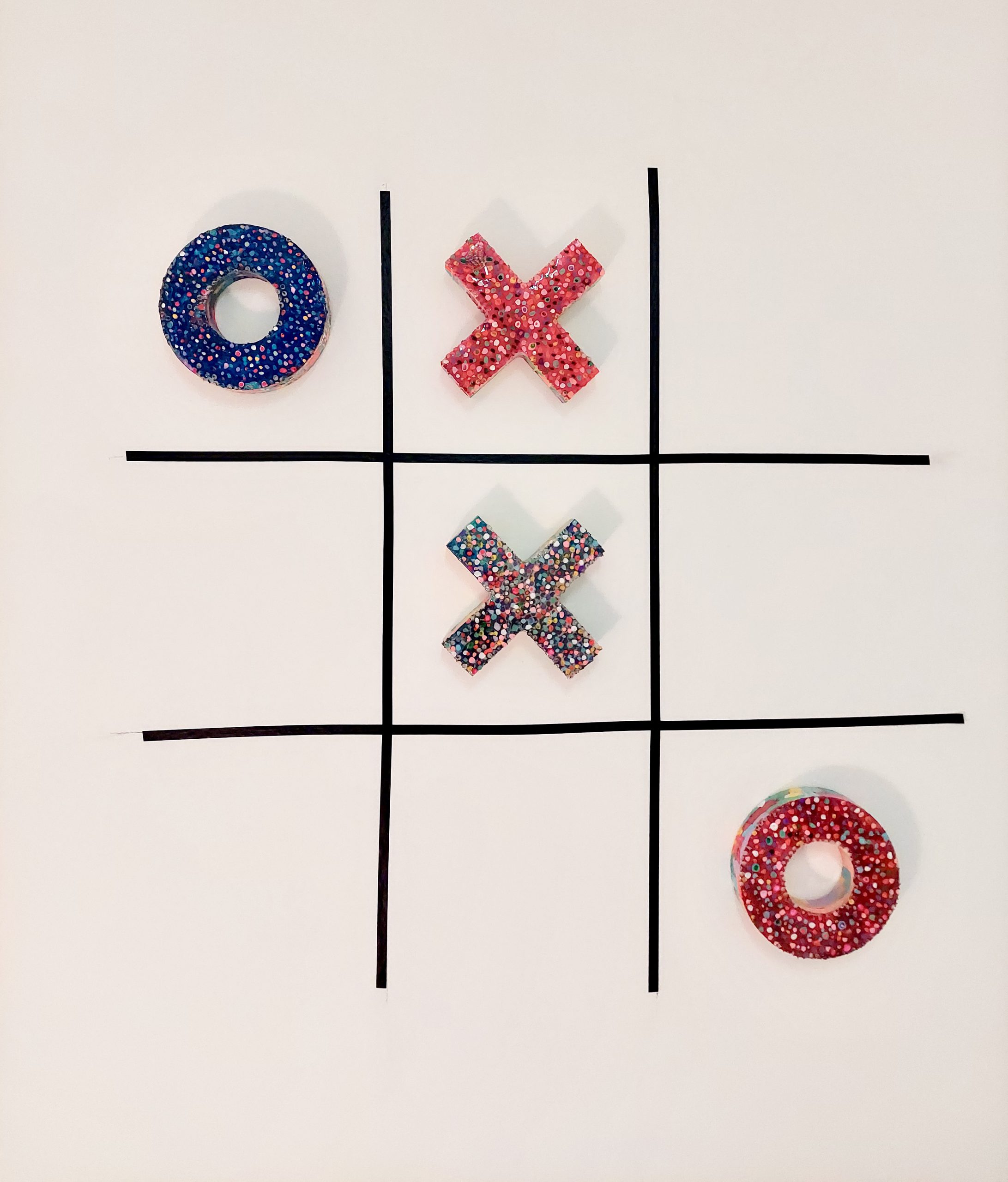 Gianluca Patti, The Game, 2022, installazione di 4 pezzi in resina e acrilico su legno, 150x150 cm