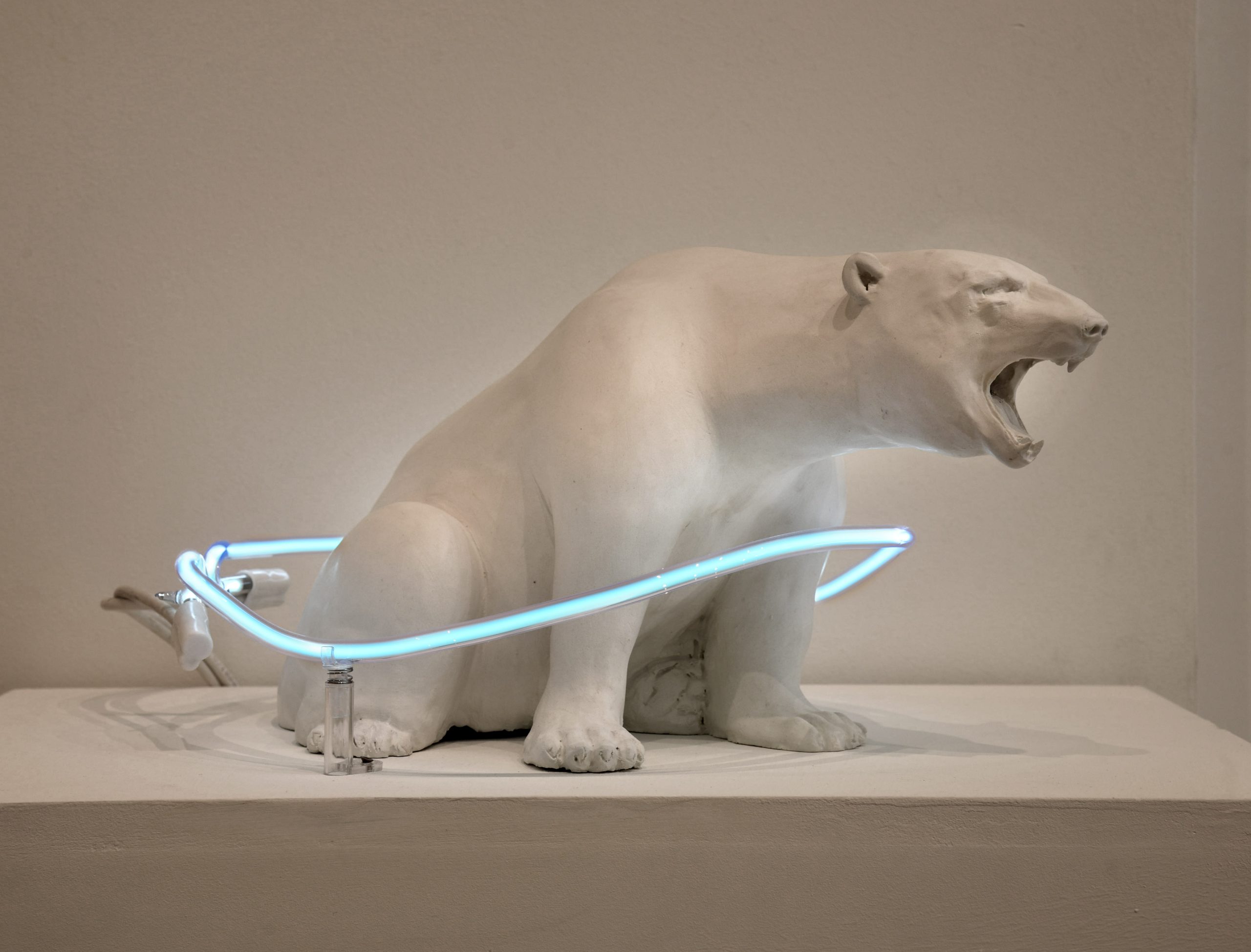 ZEROOTTOUNO, Fading_White Bear, 2021, ceramica e neon, 40x40x23 cm