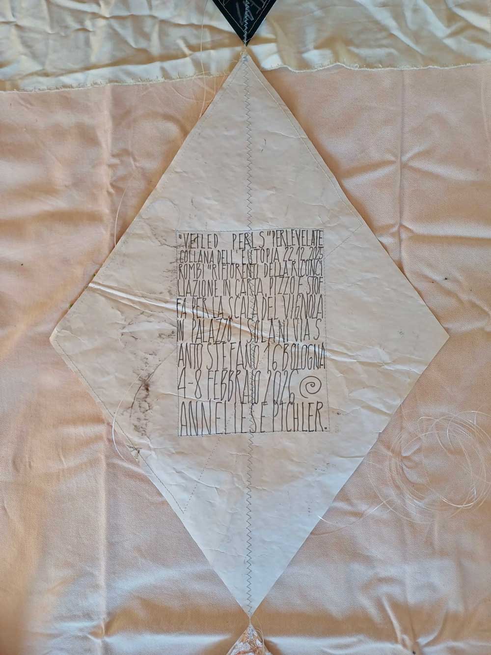 Anneliese Pichler, Perle Velate, 14-11-2025-12-1-2026, installazione di 24 elementi in carta cucita, pizzo, collage, fotografia stampata su carta, stoffa, nastri, fili, filo di ferro, fiori essiccati, 16.8 m (h)