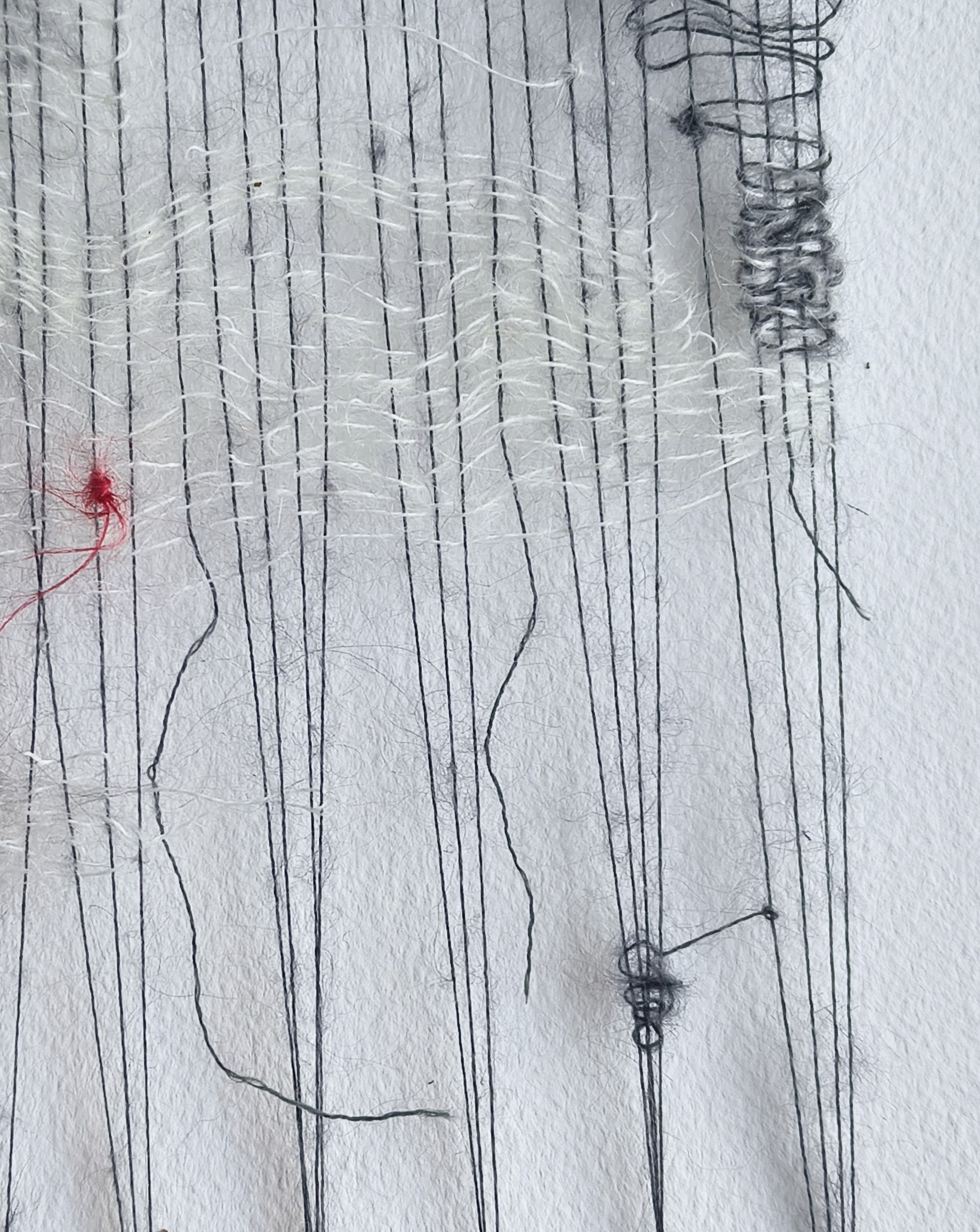 Nadia Tamanini, Tessitura 0 Ma io quasi quasi perdo il conto!, (parte di dittico), 2025, lana mohair intelaiata, filo di seta, spilli da sarta Nadia Tamanini, Tessitura 0 Ma io quasi quasi perdo il conto!, (parte di dittico), 2025, lana mohair intelaiata, filo di seta, spilli da sarta