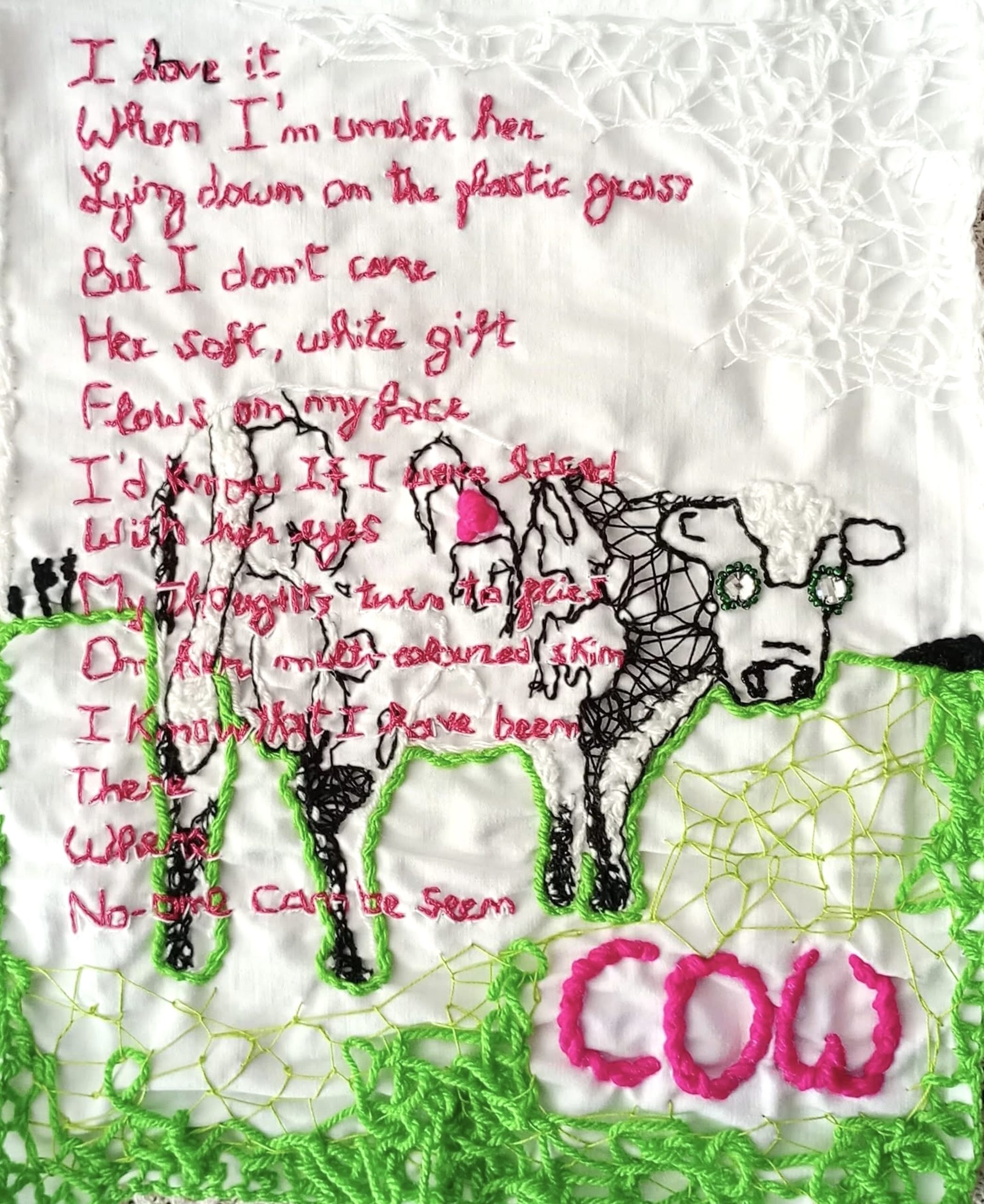 Nera Klean, COW, Ricamata a mano su lenzuola di famiglia di cotone, 35x44 cm Nera Klean, COW, Ricamata a mano su lenzuola di famiglia di cotone, 35x44 cm